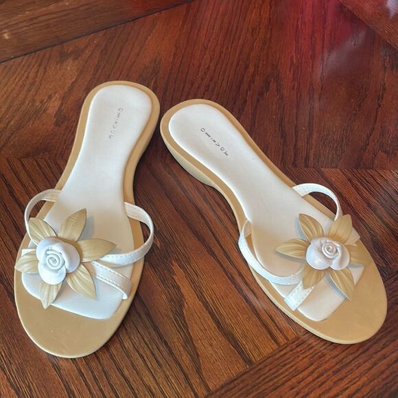 Olivor 3-D Floral Appliqué Slide Sandals Tan White - Picture 2 of 12